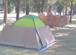Duermen en la calle mientras esperan atención médica para sus hijos en el HNP