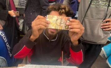 Estudiante repara billetes en Gaza ante falta de efectivo