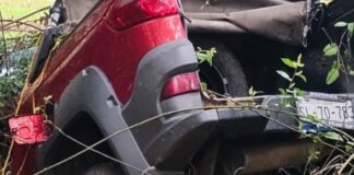 Joven muere tras impactar vehículo contra árbol en Venustiano Carranza