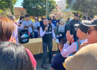 José Luis Figueroa realiza recorridos navideños por Distrito 20