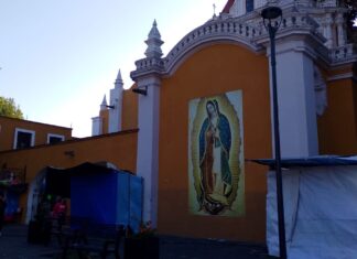 Fieles poblanos agradecen a la Virgen de Guadalupe en La Villita
