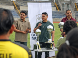 Omar Muñoz premia a ganadores de la Liga Municipal de Fútbol