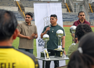 Omar Muñoz premia a ganadores de la Liga Municipal de Fútbol