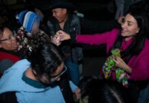 Nayeli Salvatori entrega mil 200 aguinaldos en San Matías Cocoyotla