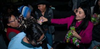 Nayeli Salvatori entrega mil 200 aguinaldos en San Matías Cocoyotla