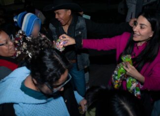 Nayeli Salvatori entrega mil 200 aguinaldos en San Matías Cocoyotla