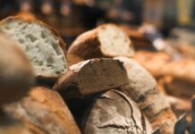 EU: arrestan a mujer por esconder cuchillas de afeitar en panes