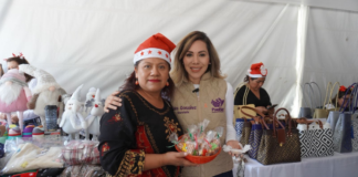 Realizan Bazar Navideño y Mural Colectivo en el Zócalo de Puebla