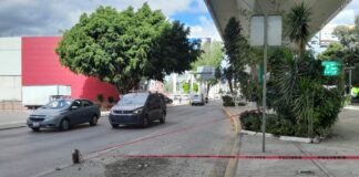 Se desprenden trozos de concreto del puente de Calzada Zaragoza