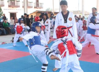 Niñas y niños de Zacatlán realizan examen de cambio de cinta en Taekwondo