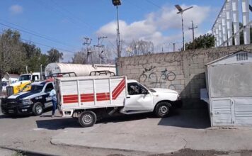 Tren impacta camioneta mal estacionada en Tehuacán