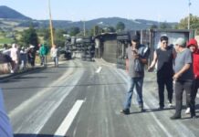 Volcadura de tractocamión cierra la autopista Puebla-Orizaba