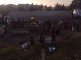 Volcadura de tractocamión provoca cierre y rapiña en la Puebla-Orizaba