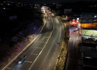 Ariadna Ayala inaugura alumbrado solar en carretera Puebla–Huajuapan