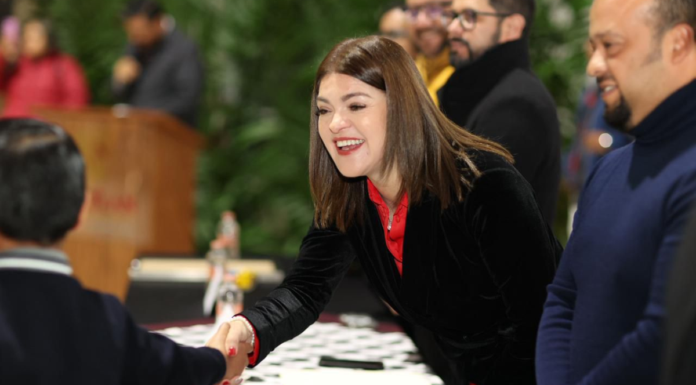 Bety Sánchez entrega reconocimiento Juan José Otero a 77 alumnos