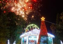 Familias texmeluquenses celebran encendido del árbol navideño