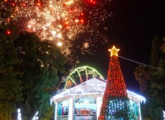 Familias texmeluquenses celebran encendido del árbol navideño