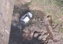 Automóvil pierde el control y cae a barranco en Huauchinango