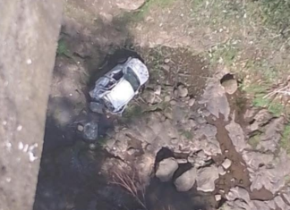 Automóvil pierde el control y cae a barranco en Huauchinango