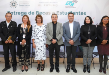 Entregan 50 becas a estudiantes sobresalientes en Texmelucan