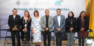 Entregan 50 becas a estudiantes sobresalientes en Texmelucan