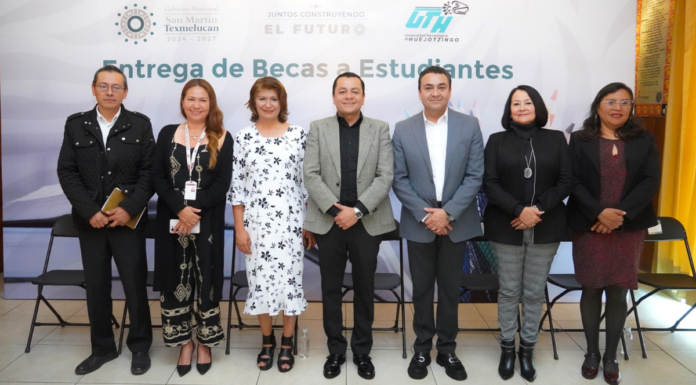 Entregan 50 becas a estudiantes sobresalientes en Texmelucan