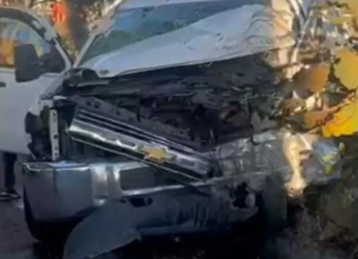 Camioneta cargada con manteca vuelca en la autopista México-Puebla