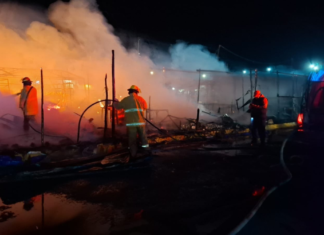 Controlan incendio en puestos de artículos navideños en Huixcolotla