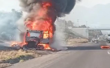 Incendio de tractocamión en la Puebla-Orizaba causa cierre de circulación