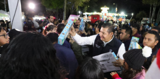 Armenta entrega 5 mil juguetes a niños en el Centro Expositor