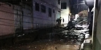 Vehículo queda atrapado en socavón tras intensas lluvias en Texmelucan
