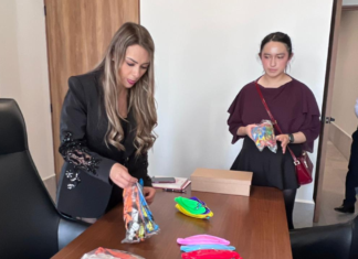 María de La Barreda dona pelotas para niñas y niños del distrito 17