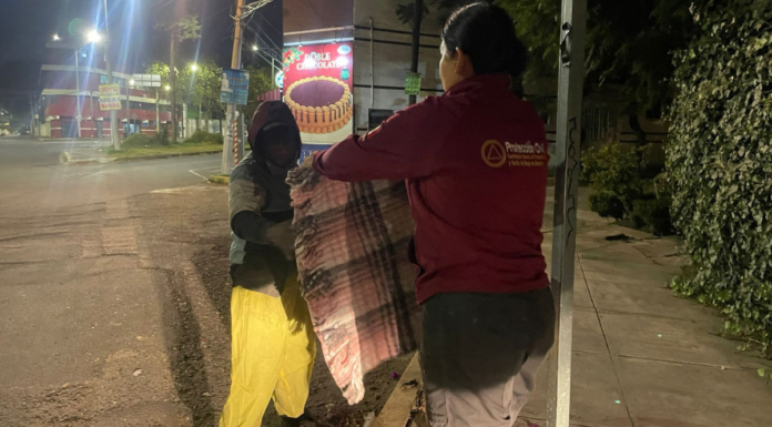 PC Puebla entrega cobijas y colchonetas en recorridos invernales