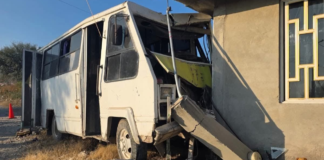 Microbús choca contra casa en Tehuacán; dos estudiantes lesionados