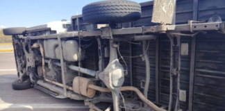 Volcadura de camioneta cierra carril de baja en la México-Puebla