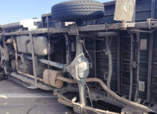 Volcadura de camioneta cierra carril de baja en la México-Puebla