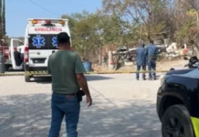 Camioneta con cilindros de gas vuelca en Izúcar de Matamoros