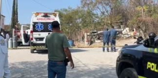 Camioneta con cilindros de gas vuelca en Izúcar de Matamoros