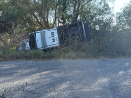 Vuelca patrulla en Tochtepec por presunta falla mecánica; sin lesionados