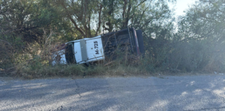 Vuelca patrulla en Tochtepec por presunta falla mecánica; sin lesionados