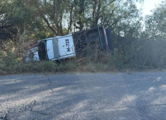 Vuelca patrulla en Tochtepec por presunta falla mecánica; sin lesionados