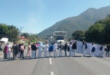 Trabajadores de hospital en Veracruz bloquean la Puebla-Orizaba