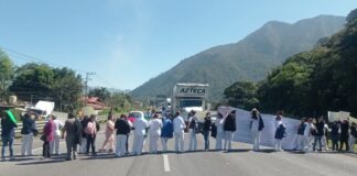 Trabajadores de hospital en Veracruz bloquean la Puebla-Orizaba