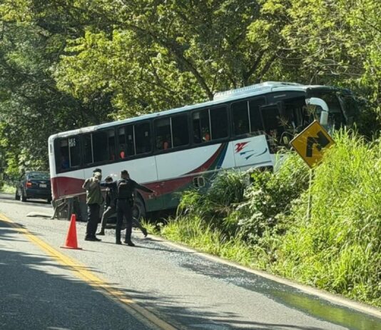 Autobús sale de la carretera en Jalpan y provoca pánico entre pasajeros