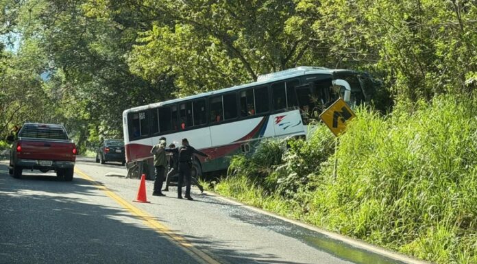 Autobús sale de la carretera en Jalpan y provoca pánico entre pasajeros