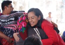 Ariadna Ayala entrega cobijas a 234 familias de San Pedro Benito Juárez