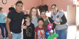 Lupita Vargas participa en entrega de 421 regalos a niñas y niños