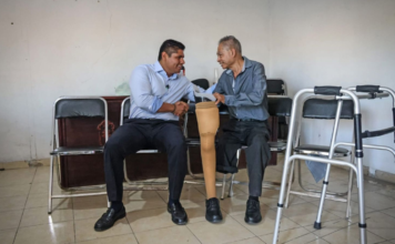 Omar Muñoz dona y entrega prótesis a adulto mayor