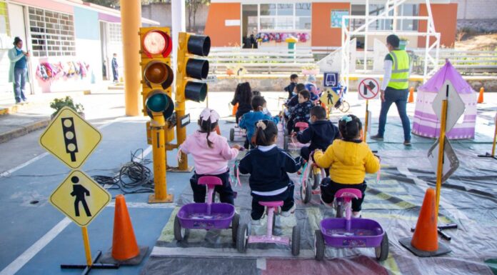 Fomentan educación vial de niños poblanos con “Parque Vial Móvil”