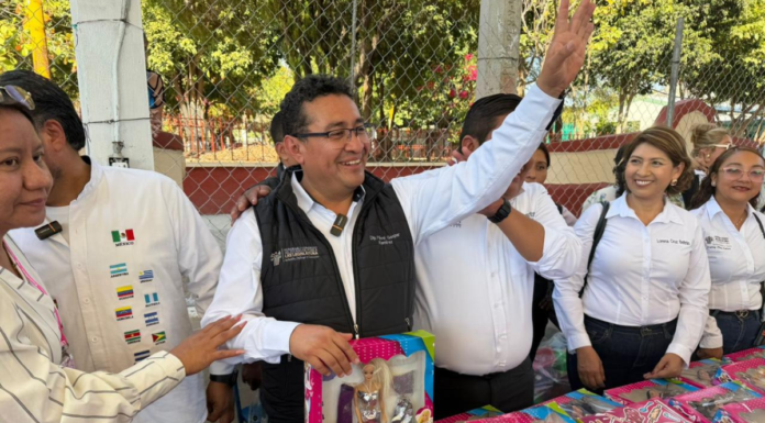 Pável Gaspar entrega juguetes y aguinaldos en Amatitlán de Azueta